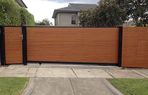 Photo d'un portail coulissant aluminium marron