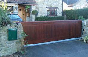 Photo d'un portail coulissant en bois